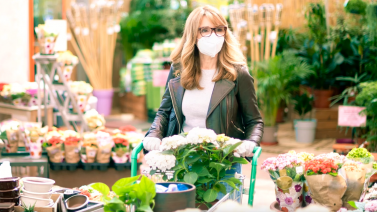 woman with mask in grocery store